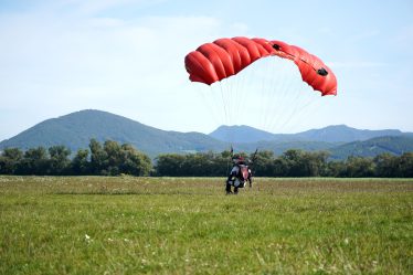 ile kosztują skoki ze spadochronem