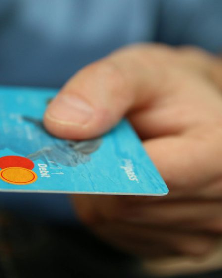Jak skutecznie negocjować cenę przy zakupach online