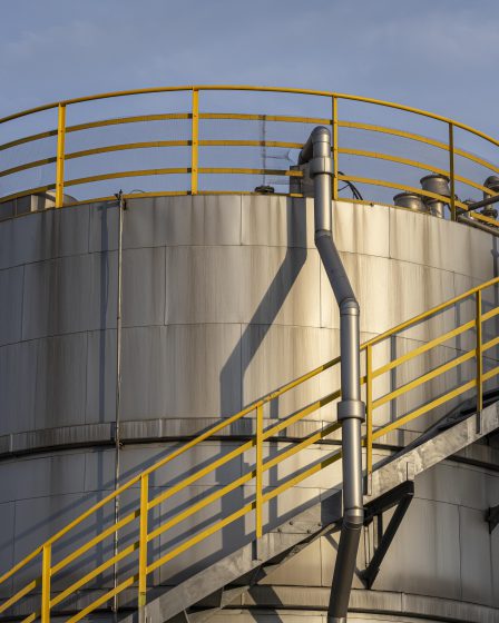 Zbiornik na wodę stalowy, zapewniający długowieczność i odporność na różne warunki atmosferyczne, idealny do instalacji przemysłowych i budowlanych.