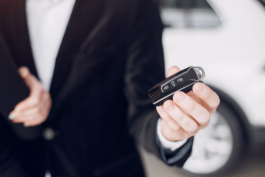 Stylowy samochód przed hotelem w Katowicach – oferta wypożyczalni samochodów luksusowych Katowice i okolice dla wymagających klientów