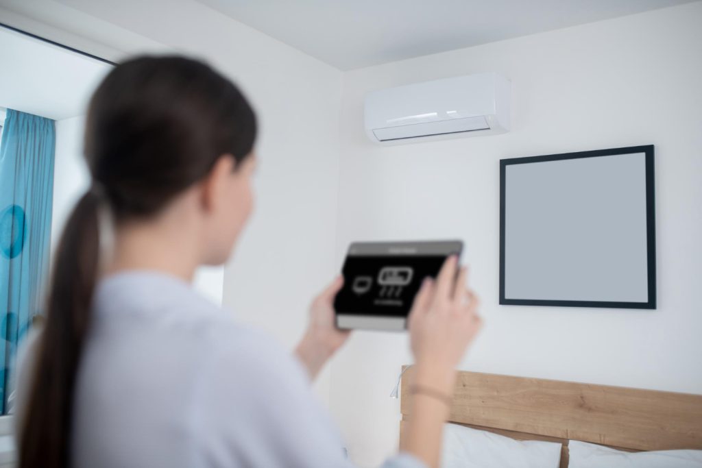 Naprawa klimatyzacji Gorzów Wielkopolski – technik sprawdza usterkę urządzenia w mieszkaniu klienta.