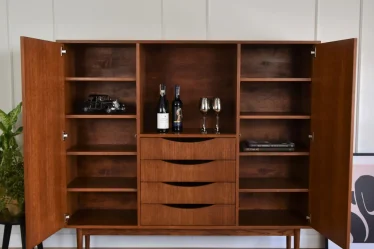 komoda wysoka retro z drewna w eleganckim pokoju z dekoracjami