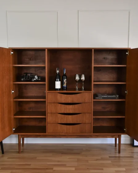 komoda wysoka retro z drewna w eleganckim pokoju z dekoracjami