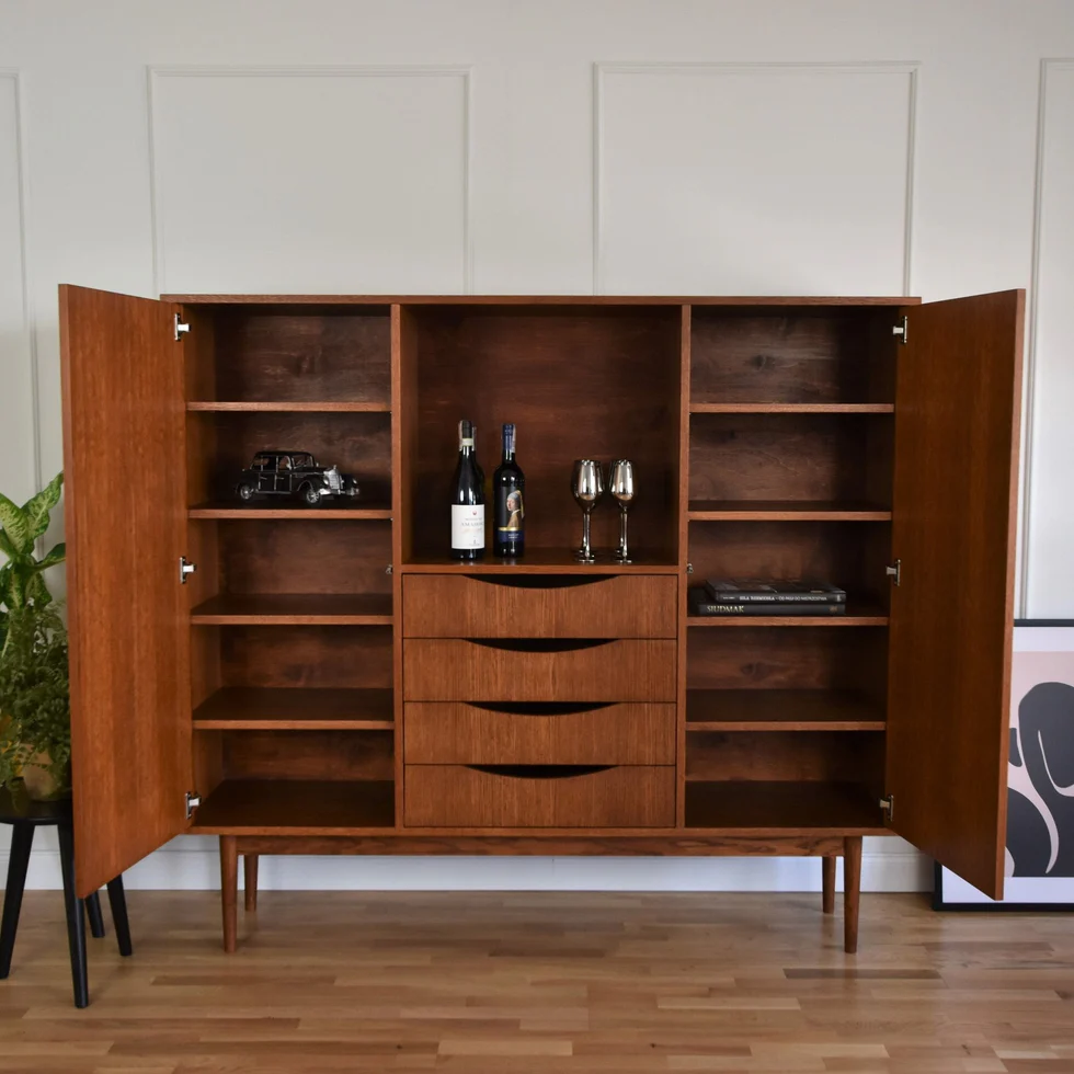 komoda wysoka retro z drewna w eleganckim pokoju z dekoracjami