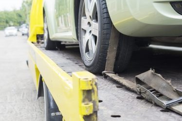 Autoholowanie Łódź 24h — nowoczesna laweta transportująca uszkodzony samochód po awarii lub kolizji.