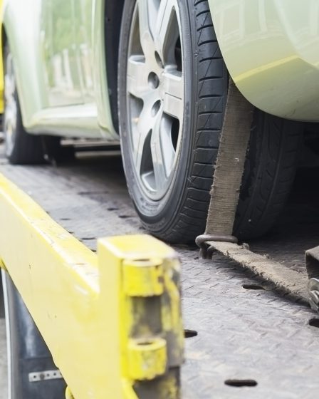Autoholowanie Łódź 24h — nowoczesna laweta transportująca uszkodzony samochód po awarii lub kolizji.
