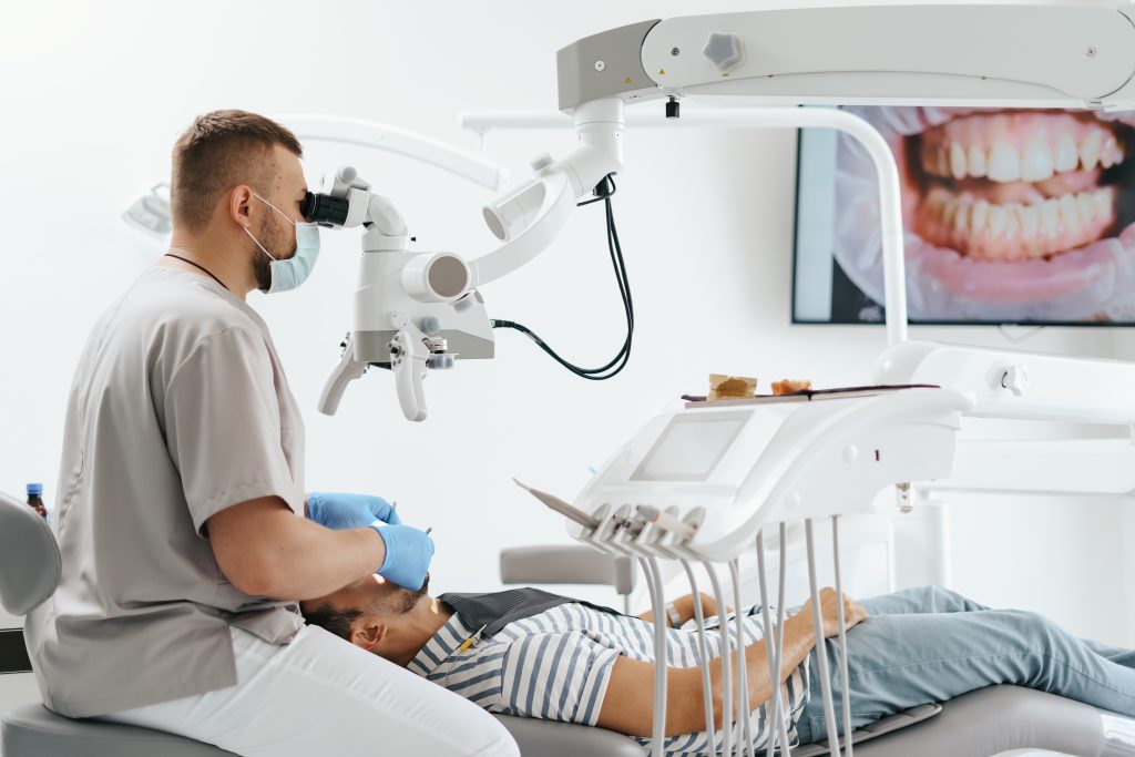 Estetyczny implant dentystyczny Olsztyn – efekt naturalnego uśmiechu po nowoczesnym leczeniu implantologicznym.