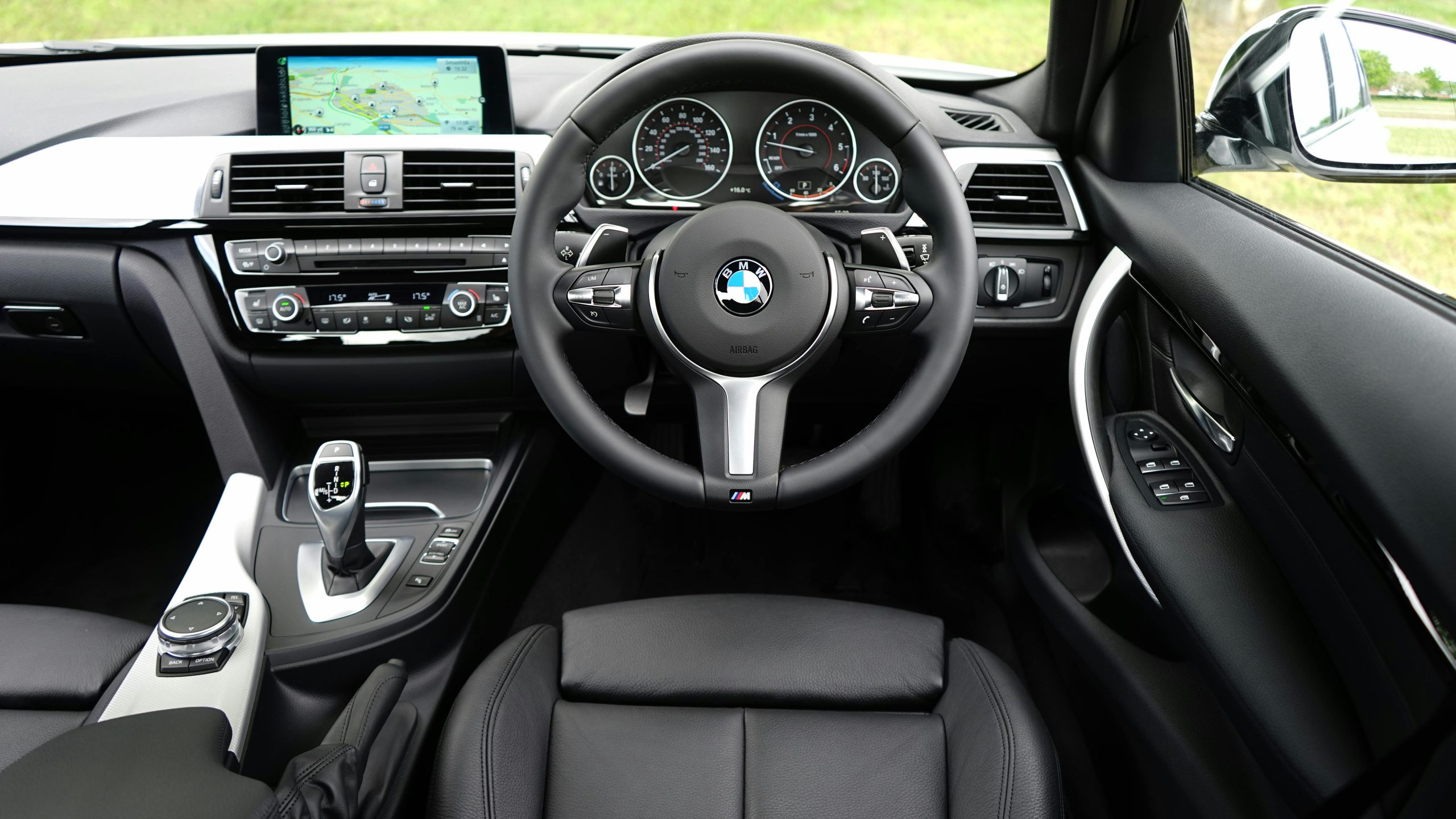 Stylowy BMW 320i dostępny na wynajem w Katowicach – idealny wybór dla miłośników komfortu i sportowej jazdy.