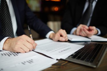 Komputer z formularzem online – obraz symbolizujący zakładanie spółki S24 krok po kroku przez internet.
