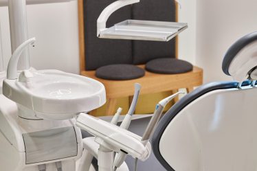 Konsultacja implantologiczna u specjalisty – przygotowanie do zabiegu wszczepienia implantu zębowego.