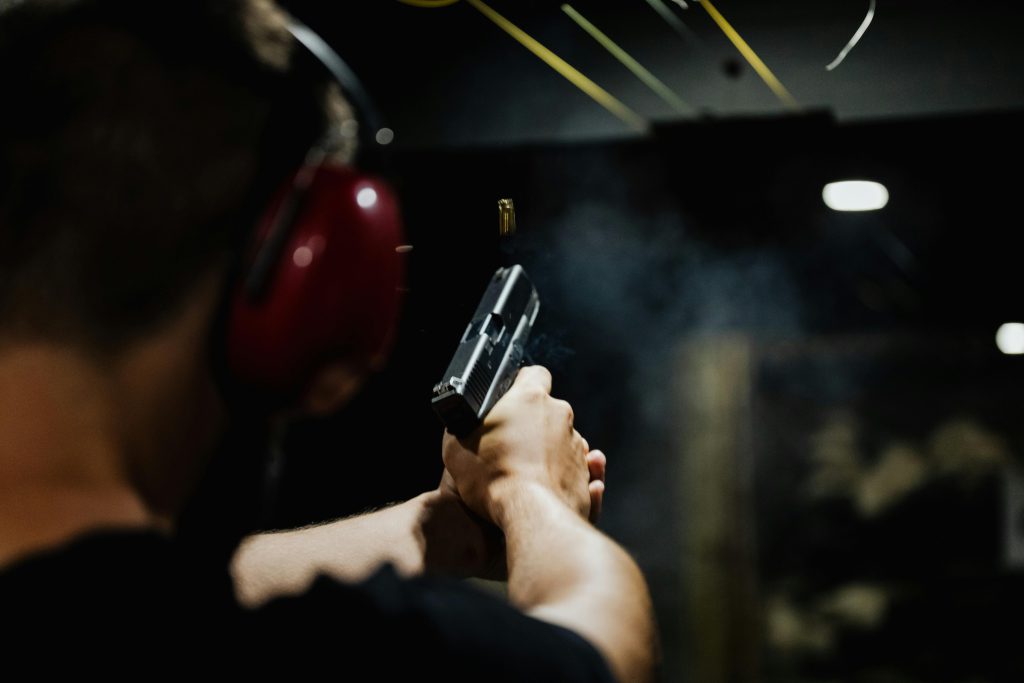Osoba podczas  kursu strzelania w Warszawie