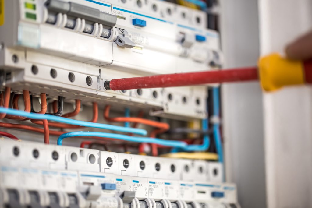 Rozdzielnica prądowa z zamontowanymi bezpiecznikami w instalacji domowej