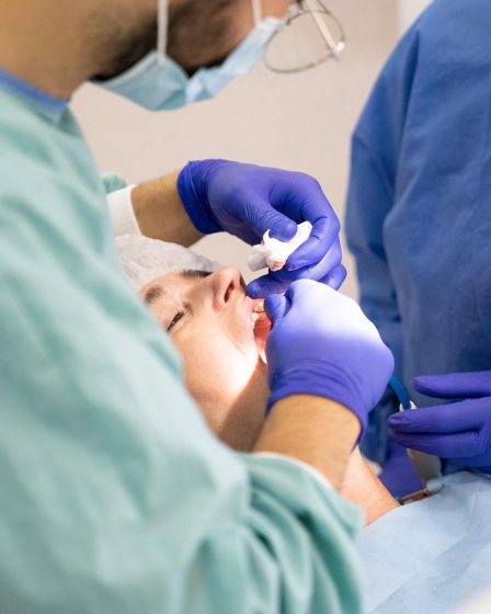 Specjalista od implantów Kraków podczas precyzyjnego wszczepiania implantu – komfort i bezpieczeństwo w nowoczesnej stomatologii.