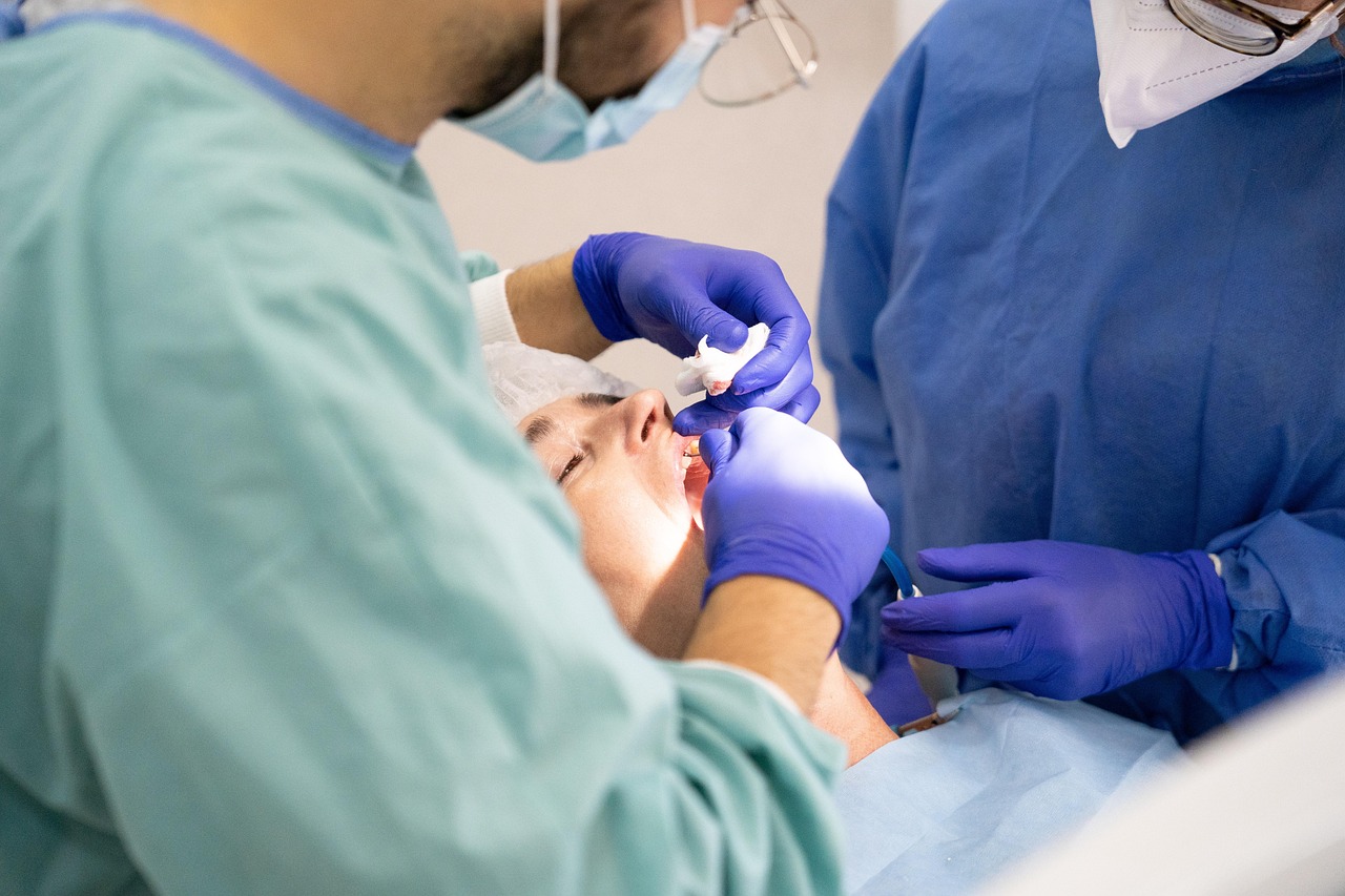 Specjalista od implantów Kraków podczas precyzyjnego wszczepiania implantu – komfort i bezpieczeństwo w nowoczesnej stomatologii.