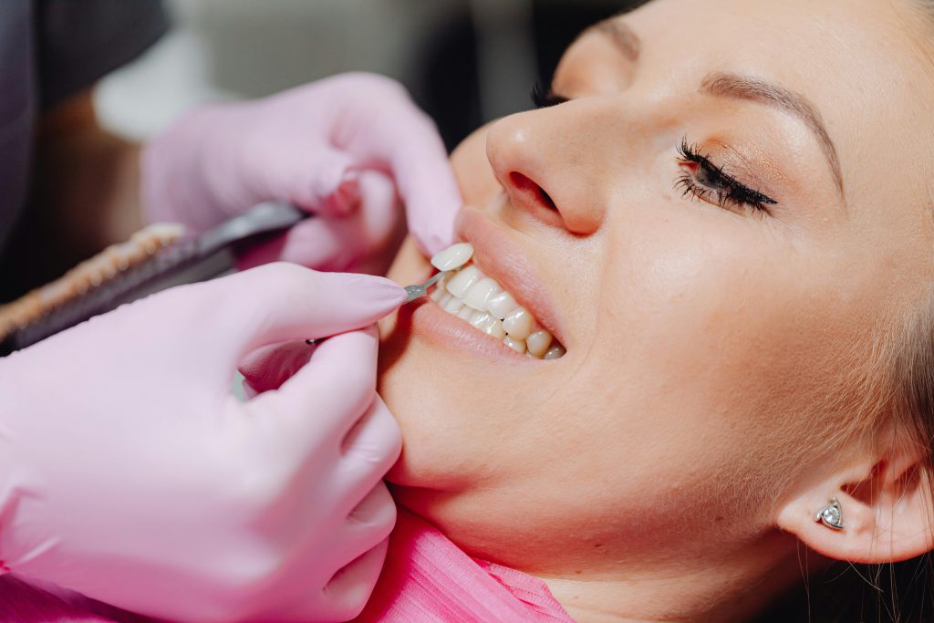 Mosty dentystyczne Kraków – nowoczesne rozwiązania w odbudowie uśmiechu