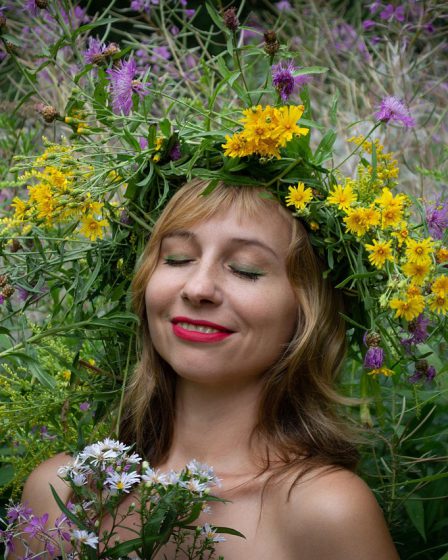 Kobieta mająca na sobie spódniczkę folk