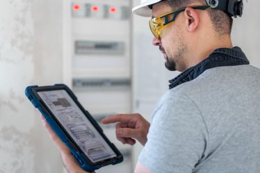 Kraków stawia na automatykę budynkową – inteligentne systemy zarządzania oświetleniem, klimatyzacją i bezpieczeństwem w jednym panelu.
