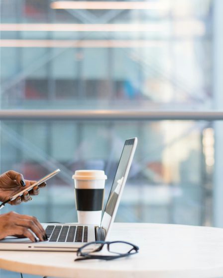 Pracownik tłumaczący w biurze tłumaczeń online.