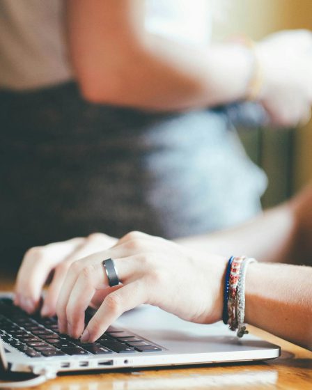 Osoba tłumacząca dla biura tłumaczeń online
