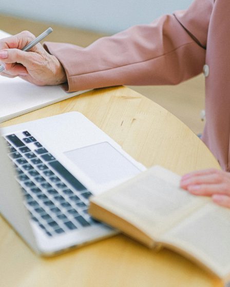Pracownik wykonujący tłumaczenie ukraińskiego aktu urodzenia