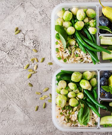 Dieta pudełkowa vege – danie z kaszą i zielonymi warzywami