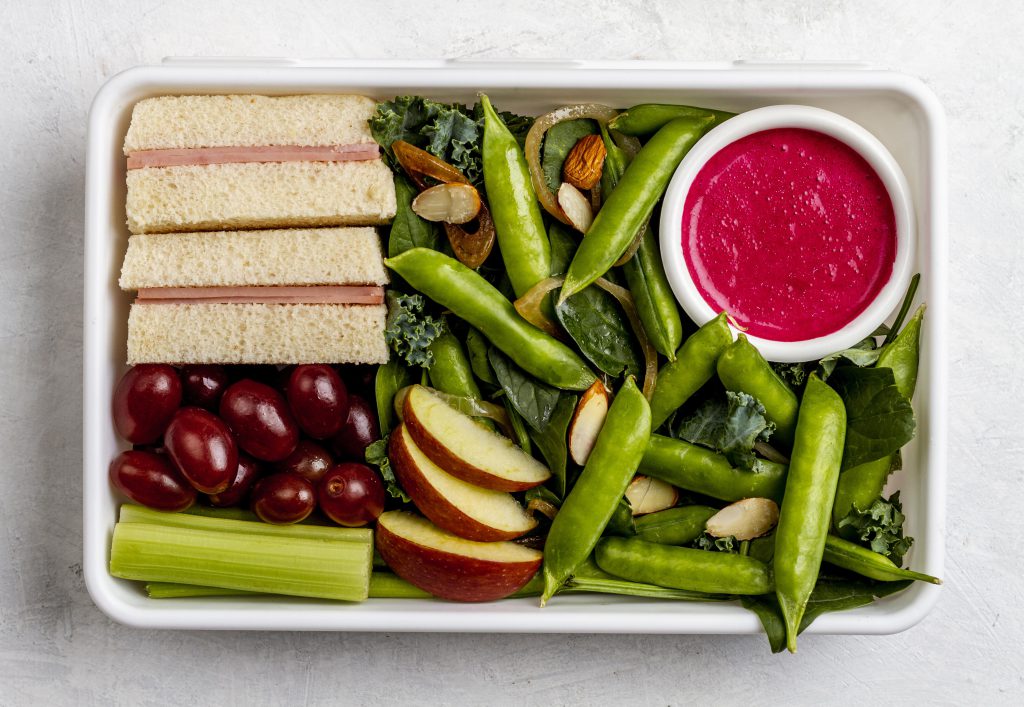 Dieta pudełkowa vege – gotowe danie z fasolką, owocami i dressingiem