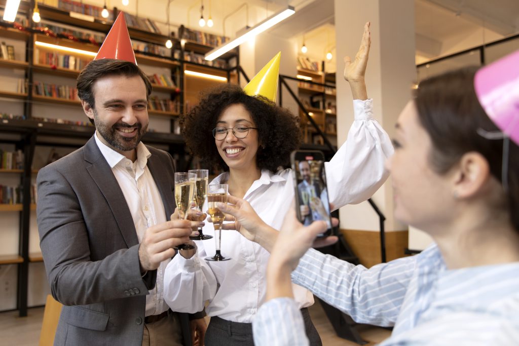 Imprezy firmowe Kraków – pracownicy wznoszący toast.