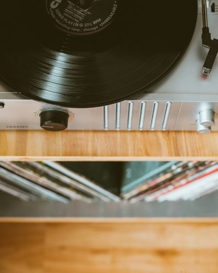 zdjęcie komody na vinyle - wnętrze domu