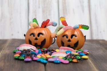 zdjęcie dwóch czekoladowych dyń z cukierkami