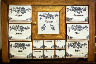 zdjęcie prawdziwej vintage szafki z rysunkiem