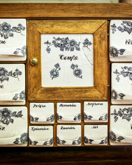 zdjęcie prawdziwej vintage szafki z rysunkiem