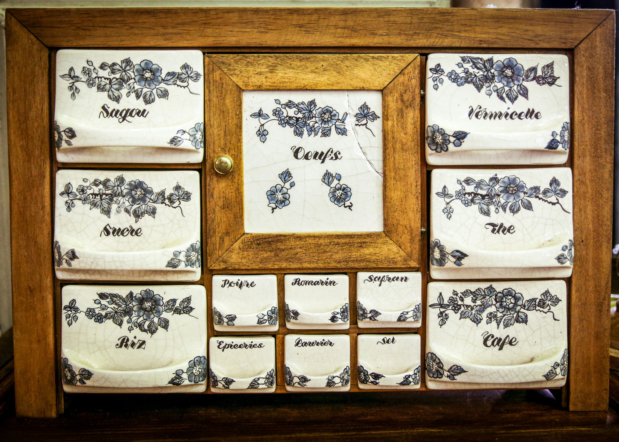 zdjęcie prawdziwej vintage szafki z rysunkiem