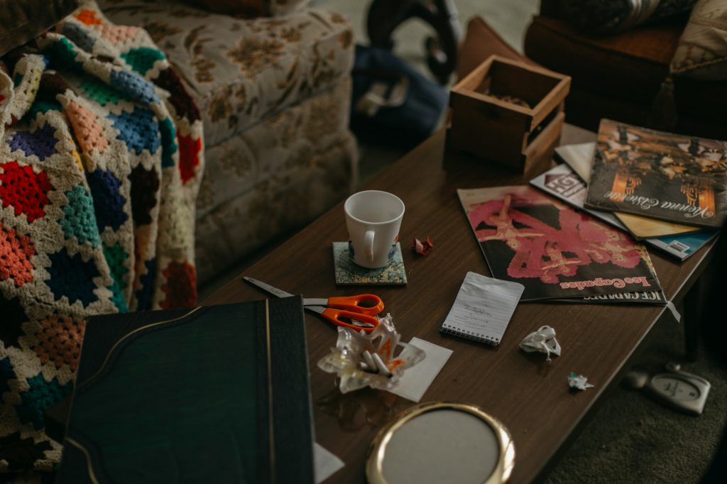 zdjęcie stolika retro z różnymi przedmiotami na nim i kawą