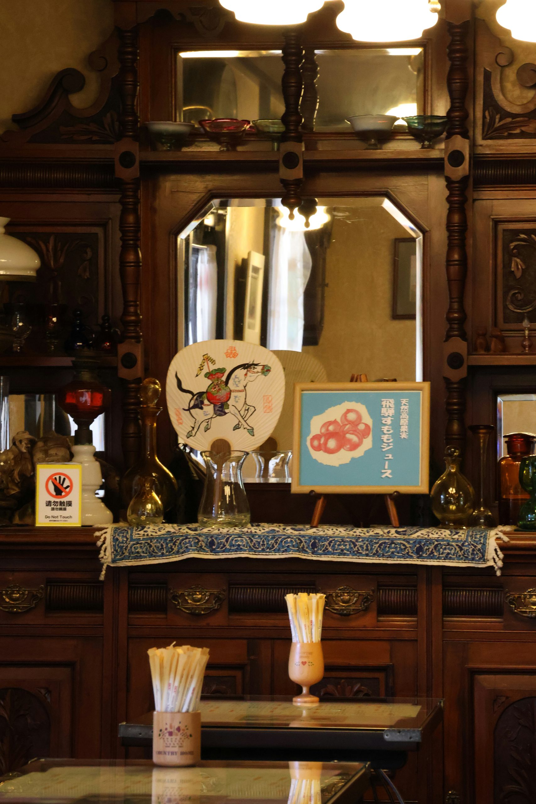 wnętrze domu - szafka vintage z elementami dekoracyjnymi