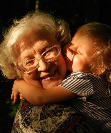 zdjęcie uśmiechającej się babci i wnuczki razem