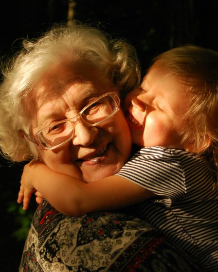 zdjęcie uśmiechającej się babci i wnuczki razem