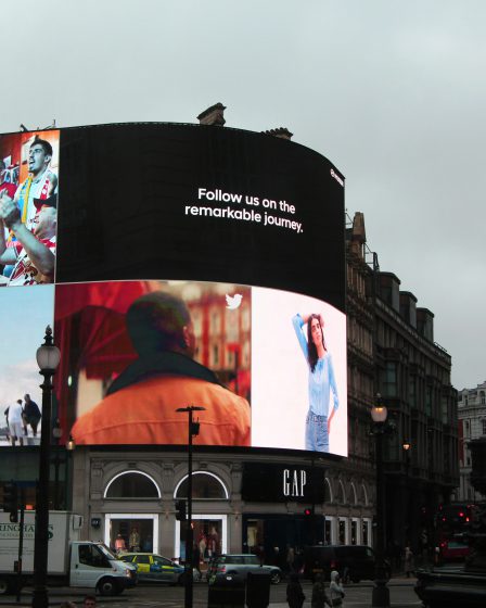 zdjęcie budenku z ekranem z reklamą