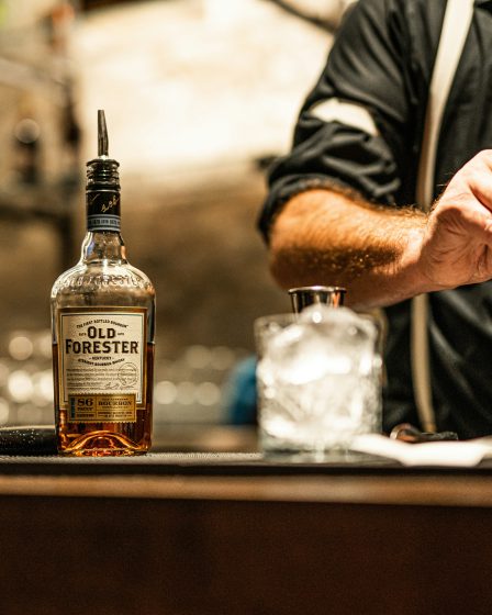 barman przygotowujący drinka - zdjęcie