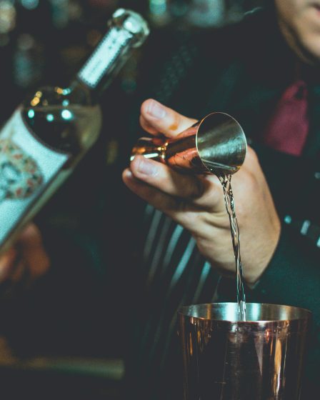 zdjęcie jak barman robi drinka