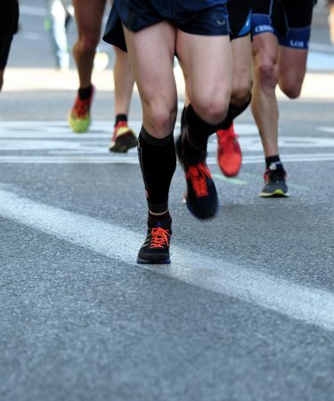 zdjęcie biegnących ludzi