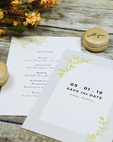 zdjęcie zaproszeń na ślub ze złotą ozdobą