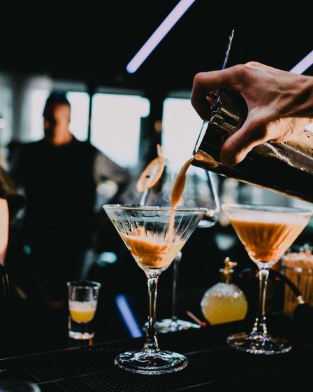 barman przygotowujący drinka - zdjęcie