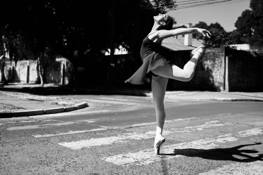 czarno białe zdjęcie kobiety tańczącej balet