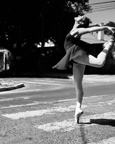 czarno białe zdjęcie kobiety tańczącej balet