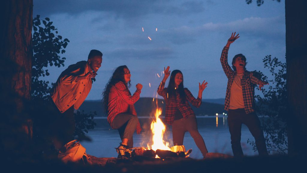zdjęcie tańczącej grupy przyjaciół