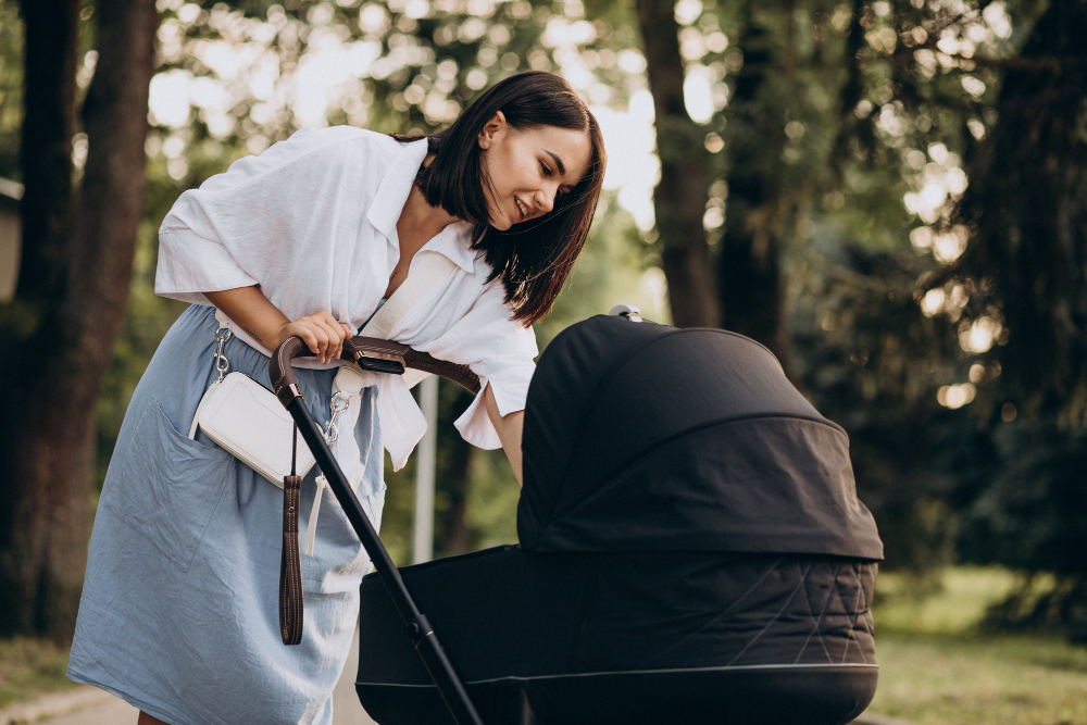 kobieta stojąca obok wózka dla dziecka