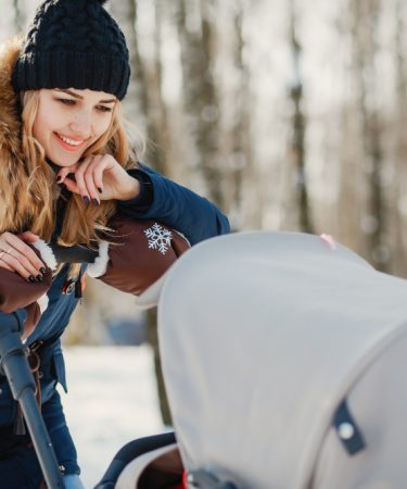 matka z wózkiem odpowiednim do spacerów zimowych