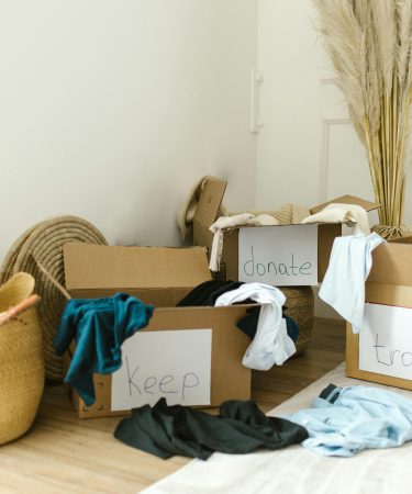 Decluttering Kraków - kartony z rzeczami do oddania