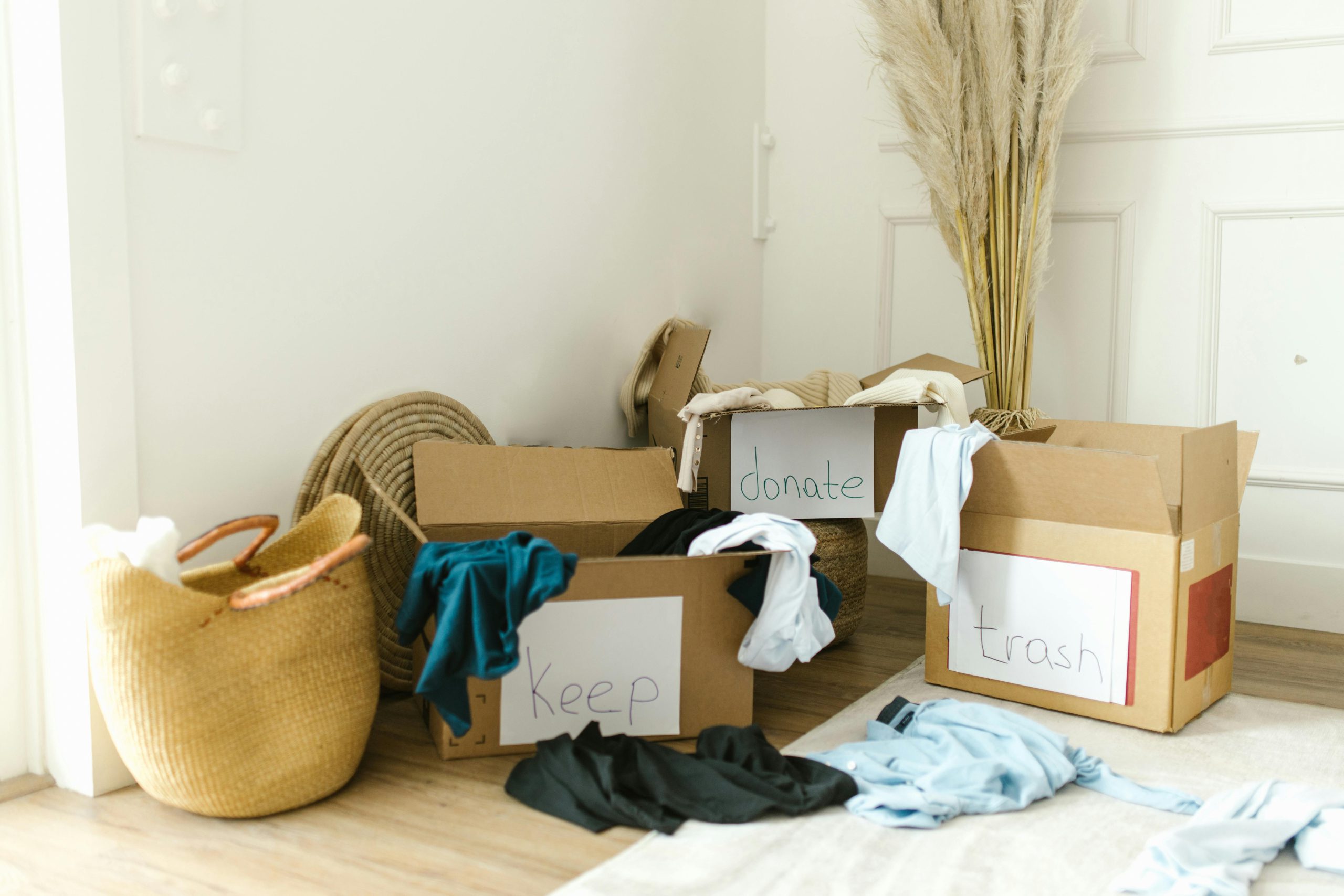 Decluttering Kraków - kartony z rzeczami do oddania
