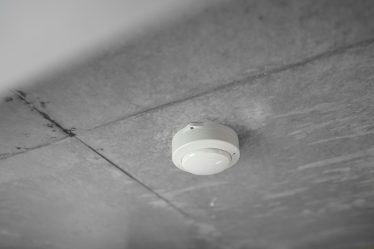 dźwiękowy alarm na suficie
